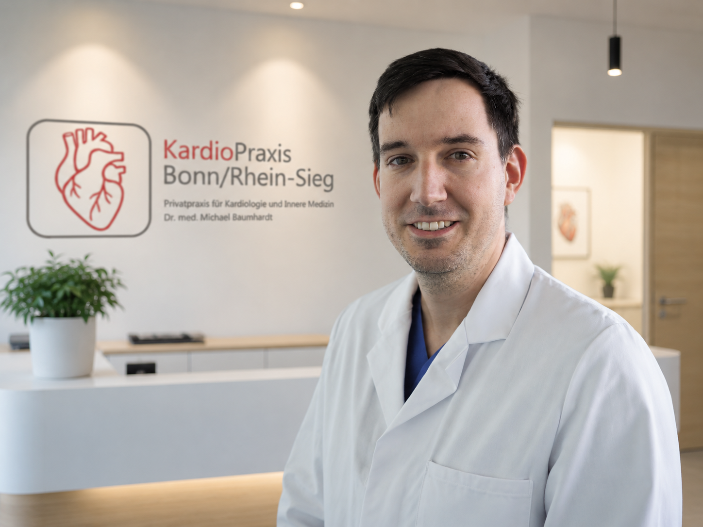 Dr. med. Michael Baumhardt vor einer Theke, KardioPRaxsi Bonn/Rhein-Sieg